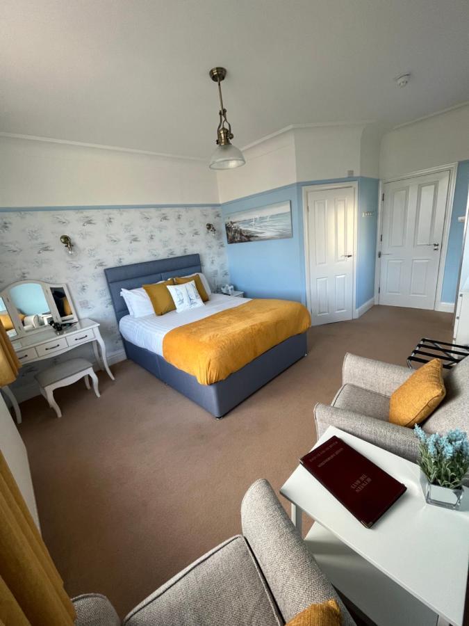 Between The Bays Exclusively For Adults Gasthuis Llandudno