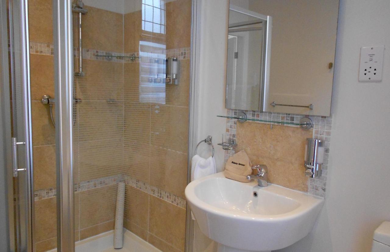 Between The Bays Exclusively For Adults Gasthuis Llandudno